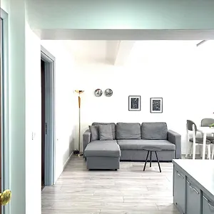city-center-2br-apartment.albaniahotels.org/